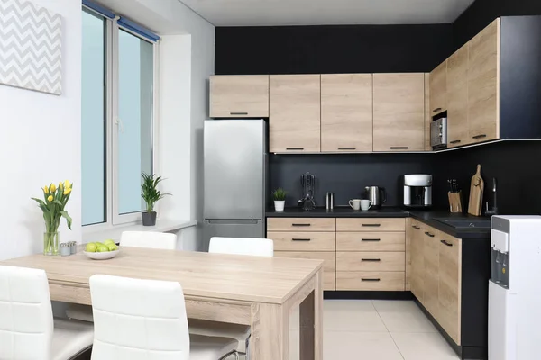 Acogedor interior de cocina moderna con muebles y electrodomésticos nuevos —  Fotos de Stock
