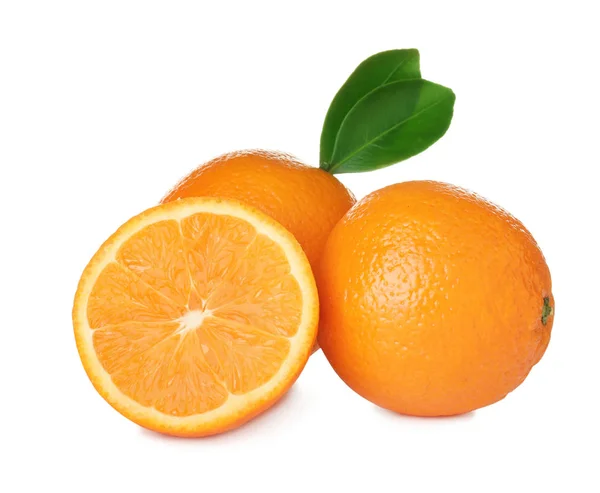 Färska mogna apelsiner isolerade på vitt. Citrusfrukter — Stockfoto