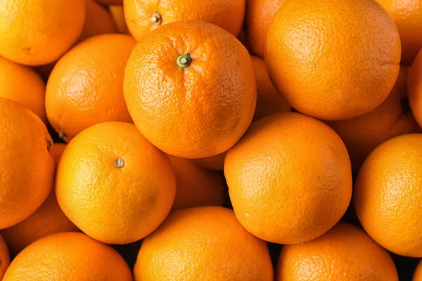 Pilha de laranjas maduras frescas como fundo, vista superior — Fotografia de Stock