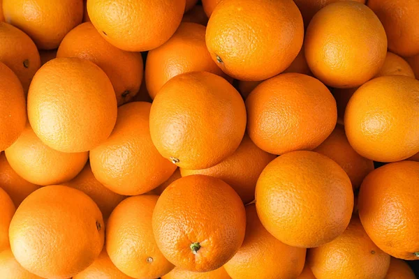 Hromada čerstvé zralé pomeranče jako pozadí, pohled shora — Stock fotografie