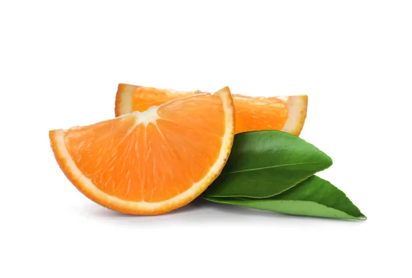 Rodajas de naranja madura con hojas aisladas sobre blanco — Foto de Stock