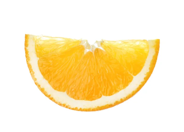 Fatia de laranja madura isolada em branco — Fotografia de Stock