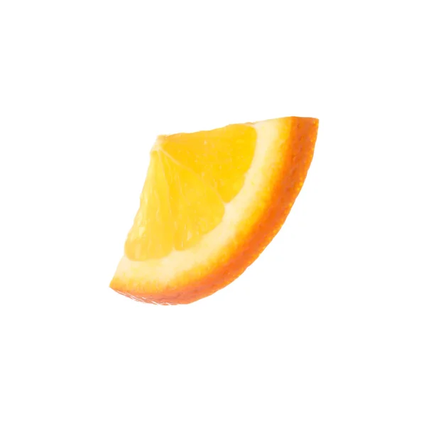 Fatia de laranja madura isolada em branco — Fotografia de Stock