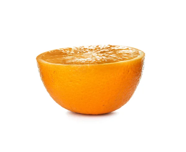 Mitad de naranja madura aislada en blanco — Foto de Stock
