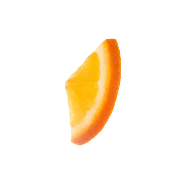 Fetta di arancia matura isolata su bianco — Foto Stock