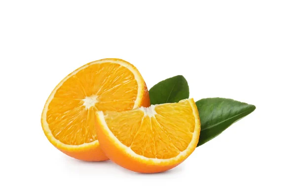 Cortar naranja con hojas aisladas en blanco — Foto de Stock
