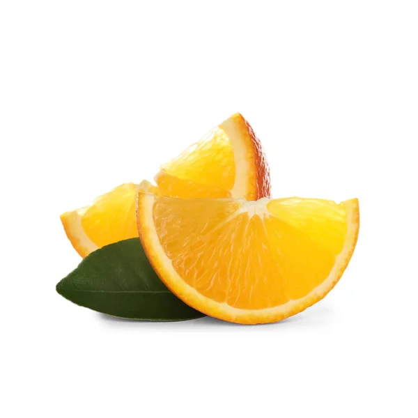 Rodajas de naranja madura con hoja aislada sobre blanco —  Fotos de Stock