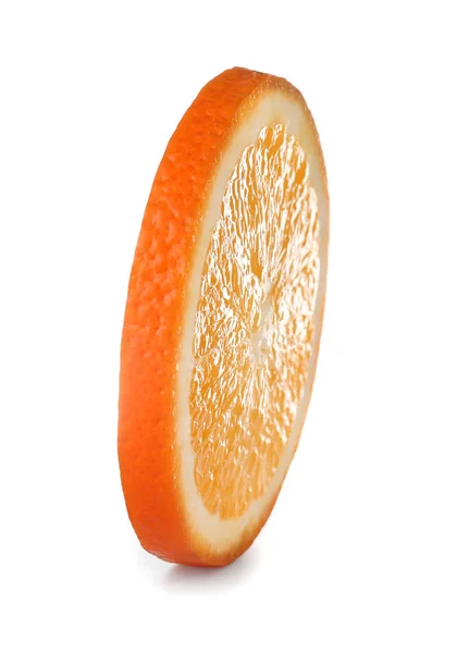 Tranche d'orange mûre isolée sur blanc — Photo