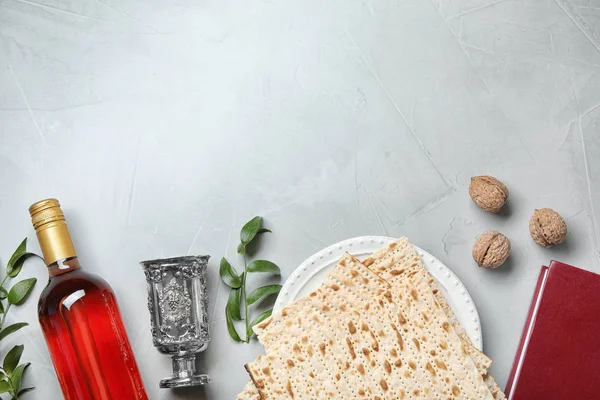 Flat lay composition with symbolic Passover (Pesach) items on light background, space for text — Stock Photo, Image