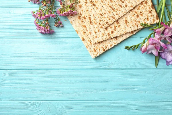 Flat lay composition of matzo and flowers on wooden background, space for text. Passover (Pesach) Seder — Stock Photo, Image