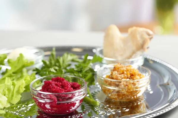 Symbolische maaltijd op traditionele Pesach (Pesach) Seder bord, close-up. Ruimte voor tekst — Stockfoto