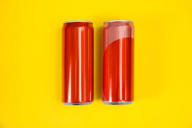 Düz renkli arka plan üzerinde boş metal kırmızı kutular yatıyordu. Tasarım için alay 
