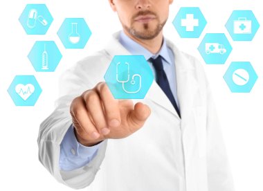 Doktor acil beyaz arka plan karşı sanal ekran butonuna. Tıp ve sağlık sigortası kavramı