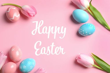 Boyalı yumurta ve metin mutlu Paskalya renkli arka plan üzerinde düz yatıyordu kompozisyonu