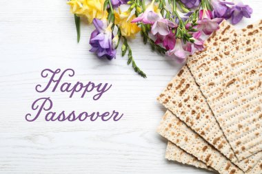 Hamursuz ekmek ve ahşap arka plan üzerinde çiçekler düz yatıyordu bileşimi. Mutlu Fısıh (Pesach)