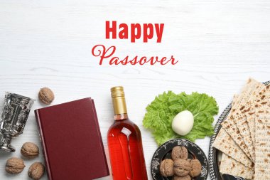 Sembolik Pesach öğeler ahşap arka plan üzerinde düz yatıyordu bileşimi. Mutlu Fısıh Bayramı