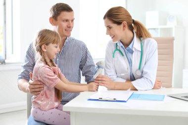 Küçük kız çocuk Doktor hastanede ziyaret üst