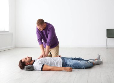 İlk yardım bilinçsiz adama kapalı pratik adam