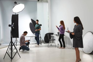 Fotoğraf stüdyosu profesyonel ekipman ve ekip işçilerin