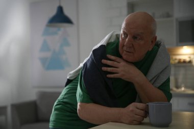 Çay mutfak masasında yaşlı adam. Metin için yer