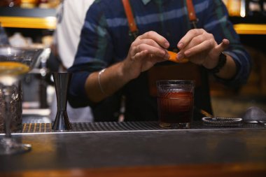 Barmen gece kulübünde, closeup kontuarında lezzetli kokteyl hazırlama