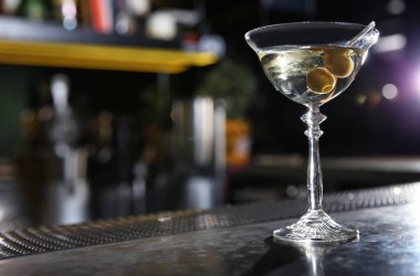 Kokteyl bar sayaç üzerinde zeytinli martini cam. Metin için yer