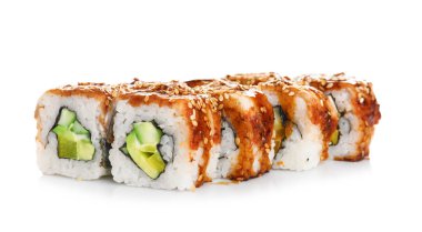 Lezzetli suşi beyaz zemin üzerine alır. Gıda dağıtım hizmeti