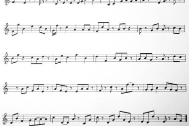 Arka plan, üstten görünüm olarak müzik notlar ile levha