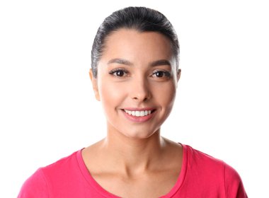 Beyaz arka plan sağlıklı dişlere sahip genç kadın