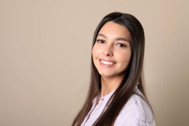Renkli arka planı sağlıklı dişlere sahip genç bir kadın. Metin için yer