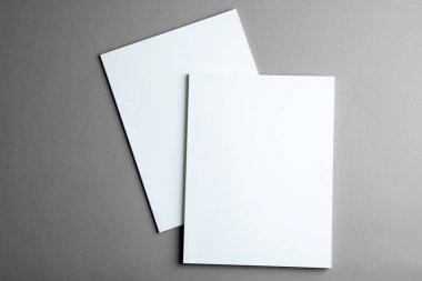 Broşürler gri arka plan, üstten görünüm üzerinde boş kapsar. Tasarım için alay
