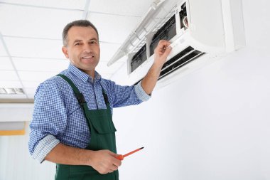 Klima kapalı tamir tornavida ile elektrikçi