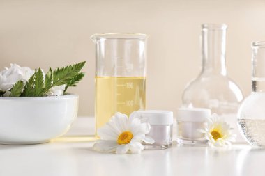 Cilt bakım ürünleri, malzemeler ve Laboratuar kapkacakları masada. Dermatoloji araştırma