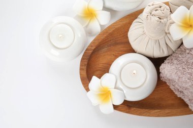 Mumlar ve beyaz arka plan, üstten görünüm üzerinde çiçekler güzel spa kompozisyonu