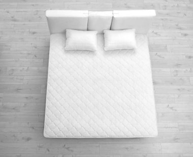 Rahat yatak odasında görünümünün üzerinde yeni yatak ile. Sağlıklı uyku