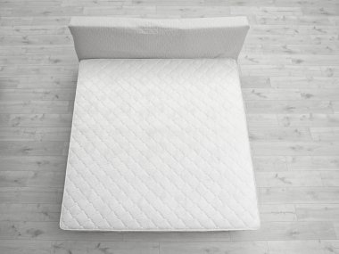 Rahat yatak odasında görünümünün üzerinde yeni yatak ile. Sağlıklı uyku