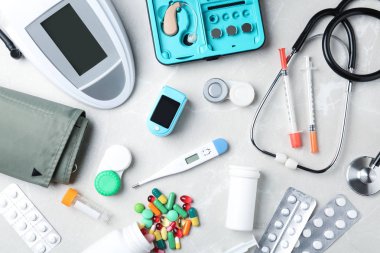 Gri arka plan üzerinde tıbbi nesnelerle düz yatıyordu kompozisyon