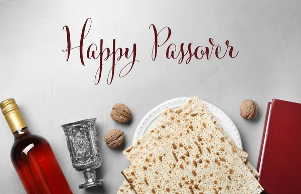 Plochá laických složení symbolického Pesach položek na světlé pozadí. Happy Pesach — Stock fotografie