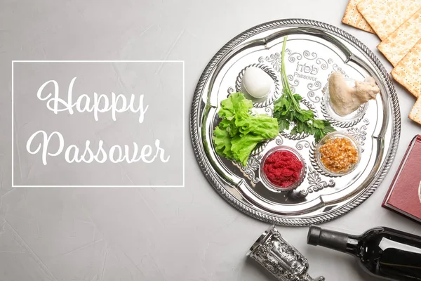 Lägenheten låg sammansättning symboliska Pesach objekt på färg bakgrunden. Glad påsk — Stockfoto