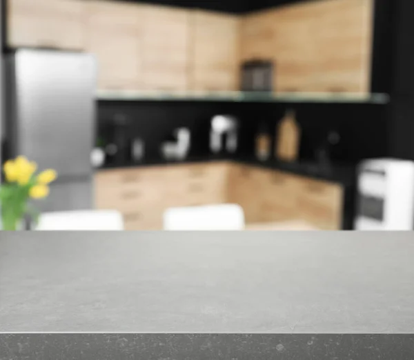 Mesa vacía en cocina moderna. Burla para el diseño —  Fotos de Stock