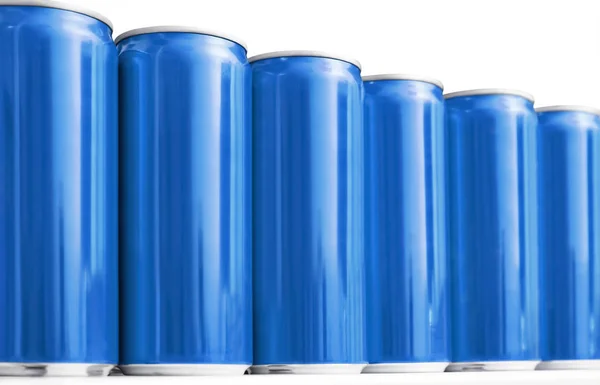 Muchas latas de metal azul en blanco en la mesa, primer plano. Prepárate para el diseño — Foto de Stock
