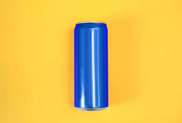 Branco lata azul de metal no fundo de cor, vista superior Mock up para design — Fotografia de Stock