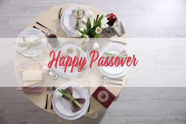 Feestelijke tafel geserveerd voor Pesach Seder, bovenaanzicht. Happy Pesach — Stockfoto