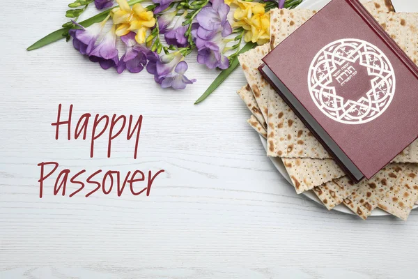 Plochá laických složení s macesy a Tóry na dřevěné pozadí. Happy Pesach (Pesach) — Stock fotografie