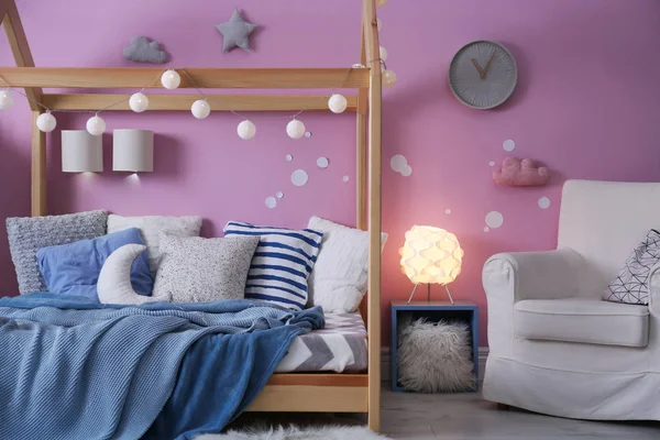 Wnętrza pokoju dziecka z wygodnym łóżkiem i garland — Zdjęcie stockowe