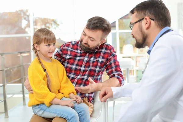 Meisje met vader bezoeken van kinder arts in het ziekenhuis — Stockfoto