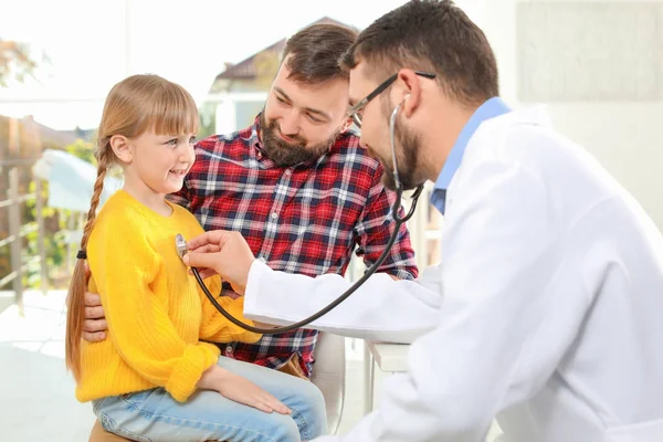 Médecin des enfants examinant une petite fille avec stéthoscope à l'hôpital — Photo