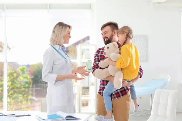 Niña con padre visitando al médico de los niños en el hospital — Foto de Stock