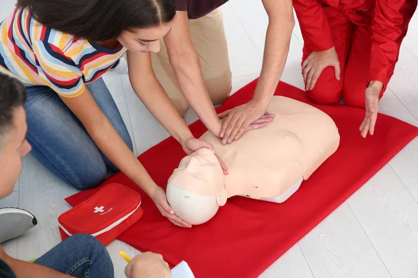 Grup dersi manken ilkyardım sınıf kapalı, closeup, tarih Cpr pratiği ile insan — Stok fotoğraf