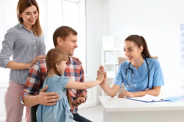 Родители с маленькой дочерью посещают детского врача в больнице — стоковое фото